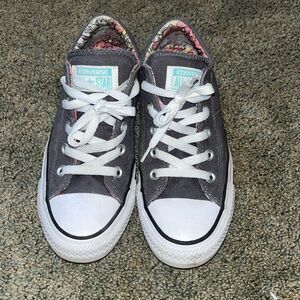 Women’s size 6 converse, barely worn